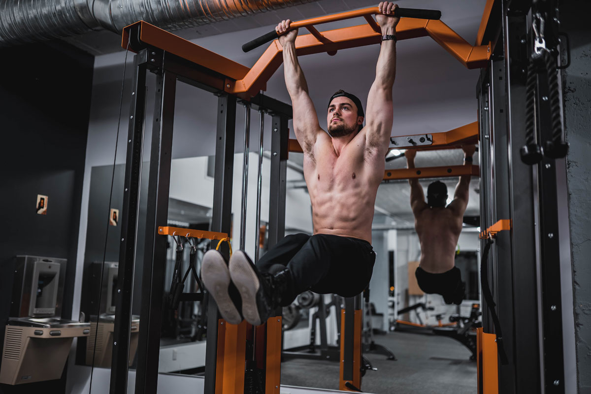 Atleta mentre allena gli addominali in palestra